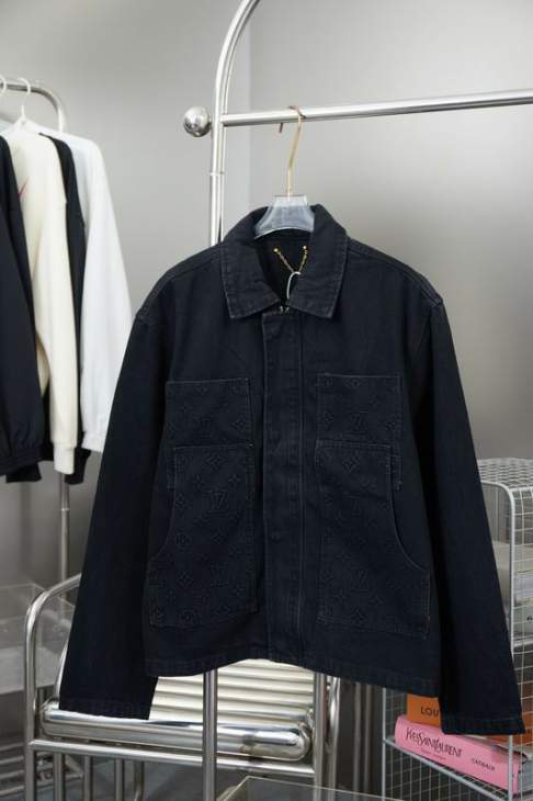 Picture of LV Sweater Suits _SKULVS-XLhgntx2641147